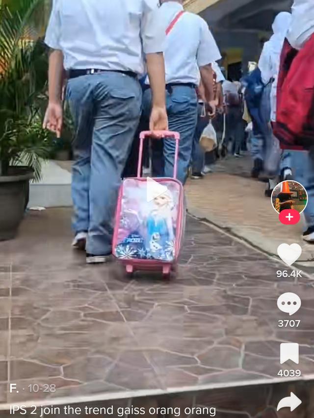 Tren Pakai Tas Bocil ke Sekolah