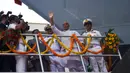 Menteri Pertahanan India Rajnath Singh (tengah) melambai saat upacara peluncuran kapal perang INS Udaygiri di halaman Mazagaon Dock Shipbuilders Limited, Mumbai, India, Selasa (17/5/2022). (Punit PARANJPE/AFP)