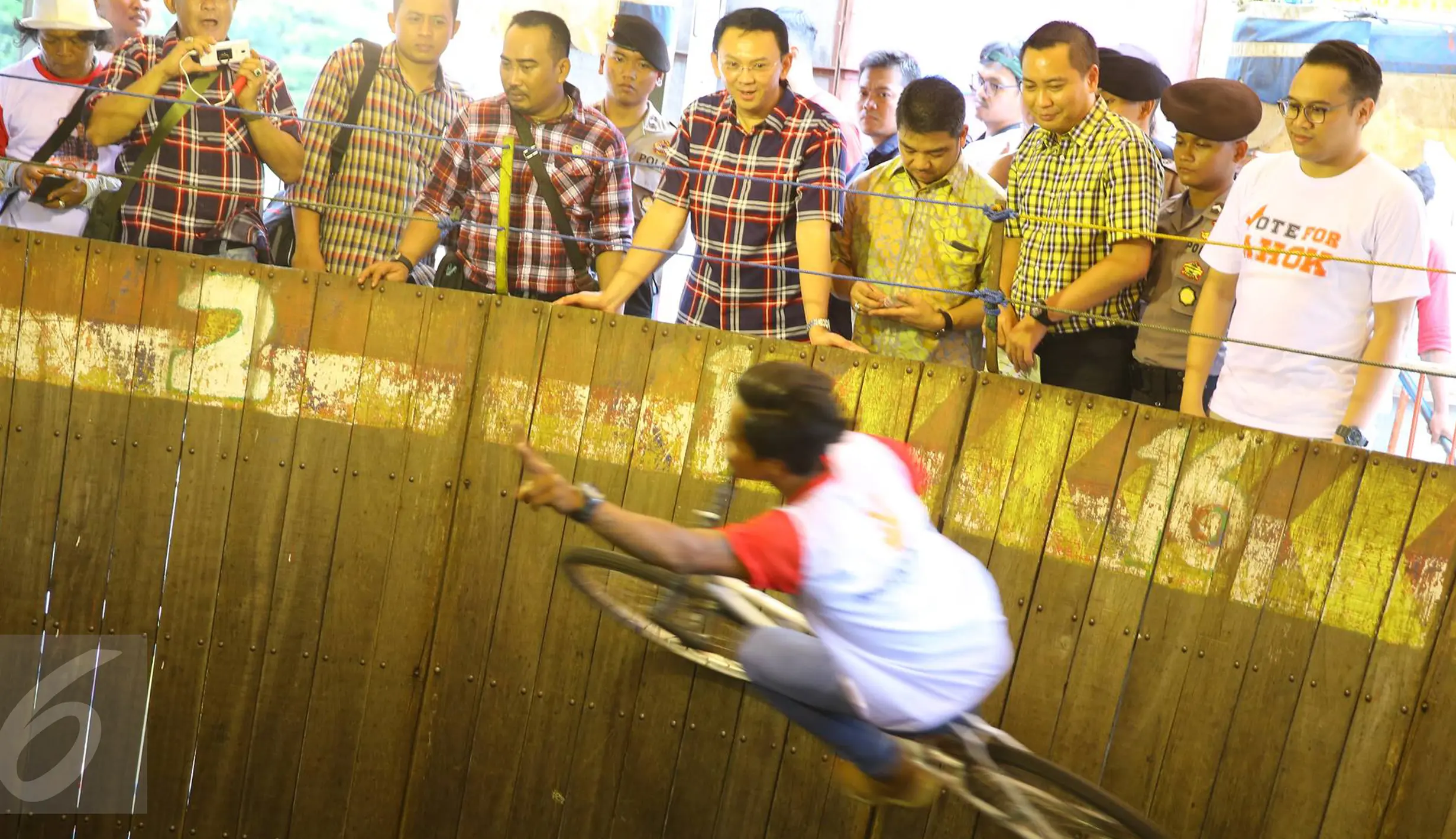 Hadiri Acara Bersyukur Jakarta, Ahok Disuguhi Atraksi Tong Setan Foto
