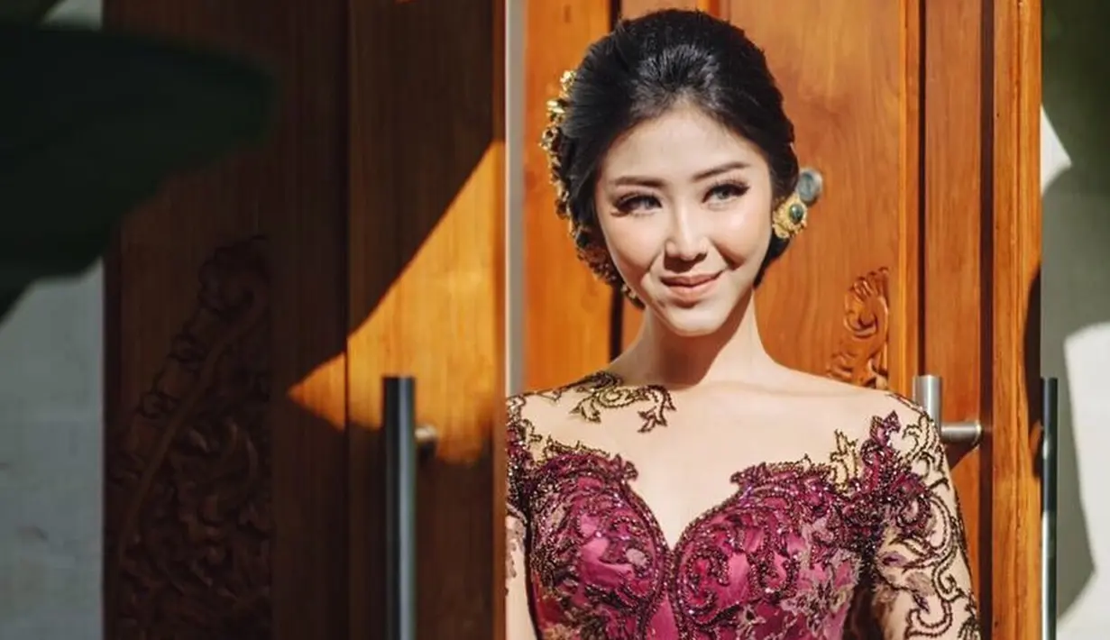 Menggunakan kebaya modern berwarna merah-ungu, gaya Putu Ayu Saraswati ini pun terlihat begitu anggun. Wanita kelahiran 6 Juli 1997 ini bahkan memakai riasan cukup sederhana meski tengah memakai kebaya. (Liputan6.com/IG/@ayusarasw)