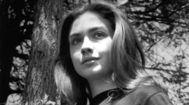 Ekspresi Hillary Clinton saat memandangi Danau Waban ketika masih menjadi mahasiswi Wellesley College di Boston, Massachusetts, AS. (Wellesley College Archives/Handout via REUTERS)