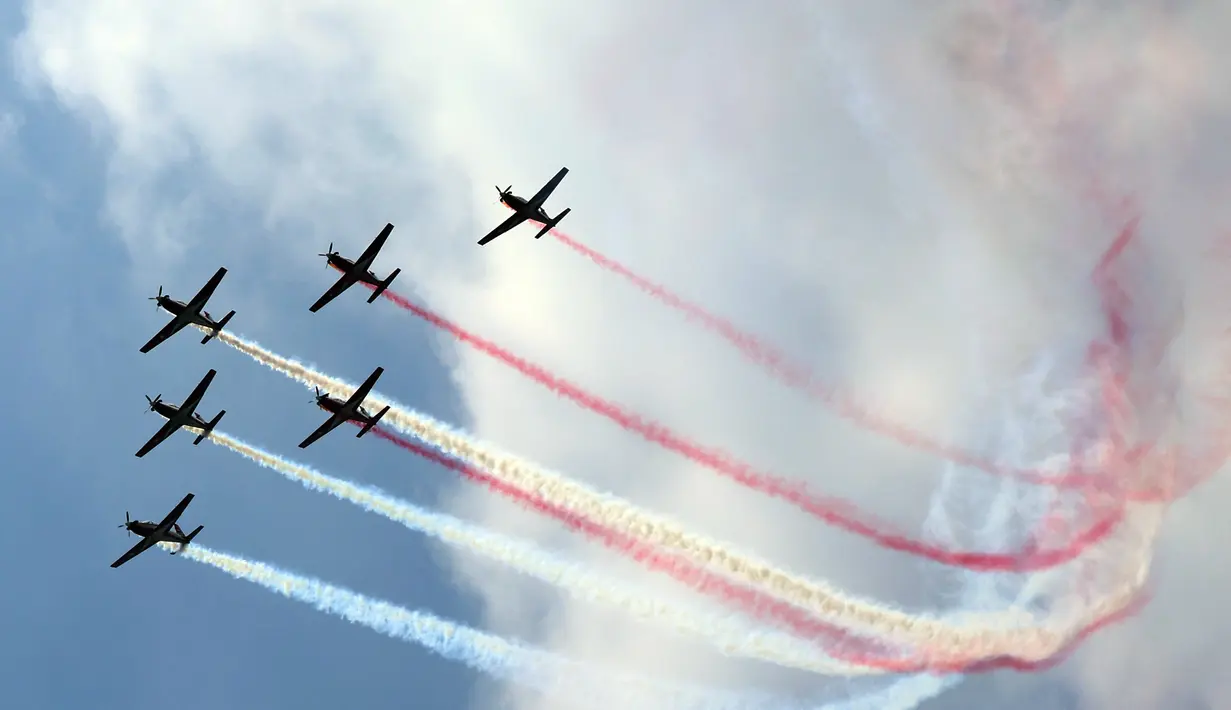 Jupiter Aerobatic Team (JAT) alias The Jupiters Tentara Nasional Indonesia (TNI) Angkatan Udara (AU) saat tampil memeriahkan Hari Ulang Tahun (HUT) ke-80 Kemerdekaan Republik Indonesia, Minggu (17/8/2025). (KapanLagi.com/Budy Santoso)
