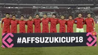 Para pemain Timnas Indonesia foto bersama sebelum melawan Timor Leste pada laga Piala AFF 2018 di SUGBK, Jakarta, Selasa (13/11). Indonesia menang 3-1 atas Timor Leste. (Bola.com/M. Iqbal Ichsan)