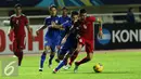Gelandang Timnas Indonesia, Stefano Lilipaly (kanan) mencoba melewati kawalan pemain Thailand saat final pertama Piala AFF 2016 di Stadion Pakansari, Bogor, Rabu (14/12). Indonesia unggul 2-1 atas Thailand. (Liputan6.com/Helmi Fithriansyah)