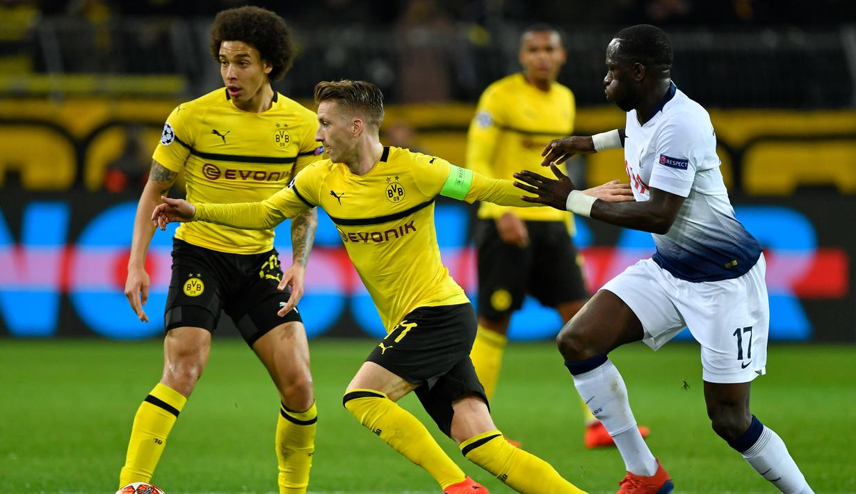 Aksi Marco Reus pada leg kedua, babak 16 besar Liga Champions yang berlangsung di Stadion Signal Iduna Park, Dortmund, Rabu (6/3). Tottenham Hotspur menang 1-0 atas Dortmund. (AFP/John Macdougall)
