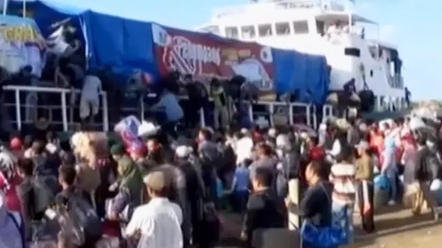 Ribuan Pemudik Berebut Naik Kapal Gratis di Madura