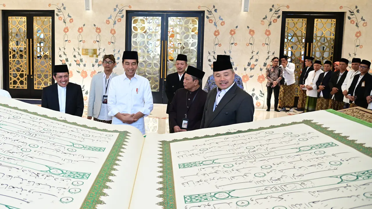Jokowi Terima Mushaf Al-Qur'an Raksasa Usai Sholat Dhuha di Masjid MBZ Solo