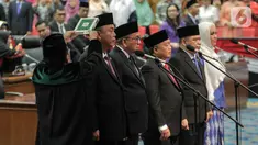 Prosesi pengambilan sumpah lima pimpinan DPRD DKI Jakarta saat dilantik di Gedung DPRD DKI Jakarta, Senin (14/10/2019). Ketua DPRD DKI Jakarta kembali dijabat oleh Prasetio Edi Marsudi. (Liputan6.com/Faizal Fanani)