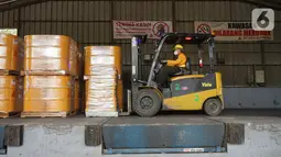 Pekerja dengan mobil lift pengangkut barang mendistribusi bahan kimia untuk konstruksi dan industri di Gudang Sika Indonesia, Bogor, Selasa (24/05/2022). Sebagai wujud apresiasi atas loyalitas para pelanggan, terutama untuk kontraktor, mandor dan pekerja konstruksi, Sika Indonesia mengadakan loyalty program yaitu Sika Bagi Rejeki untuk produk SikaTop 107 Seal dan Sika Lebih Untung untuk Sikamur 130 Thinbed. (Liputan6.com/HO/Reza)