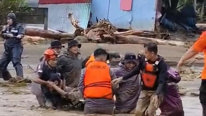 Duka Mendalam Sumbar: Banjir Longsor Renggut 9 Nyawa, Tim SAR Gencar Cari Korban Hilang