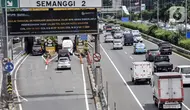 Informasi kenaikan tarif terlihat pada papan layar yang berada di Gerbang Tol Semanggi, Jakarta, Kamis (24/2/2022). Kenaikan tarif Tol Dalam Kota sesuai Keputusan Menteri PUPR No. 74/KPTS/M/2022 tanggal 31 Januari 2022. (merdeka.com/Iqbal S. Nugroho)