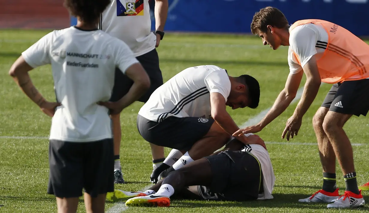 Sejumlah pemain timnas Jerman saat melihat kondisi Jerome Boateng yang terkapar di Stade Camille Fournier, Perancis, (7/6). (REUTERS / Denis Balibouse)