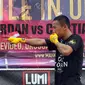 Petinju Indonesia, Daud Yordan (kiri) bercanda dengan pelatihnya Craig Christian di Jakarta, Selasa (17/5/2016). Daud akan memperebutkan sabuk WBA Lightweight International melawan Cristian Rafael Coria, 4 Juni mendatang. (Liputan6.com/Helmi Fithriansyah)