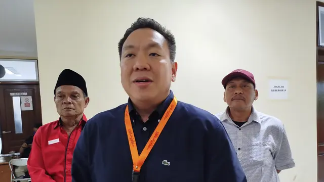 Bendahara Tim Pemenangan Pramono-Rano, Charles Honoris, menyambangi Kecamatan Tamansari, Jakarta Barat, Jumat (29/11/2024). Kehadirannya untuk memantau langsung proses rekapitulasi suara Pilkada Jakarta 2024. (Liputan6.com/Ady Anugrahadi)