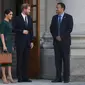 Meghan Markle dan Pangeran Harry bersama Taoiseach Leo Varadkar hendak memulai kunjungan 2 hari di Dublin, Irlandia, 10 Juli 2018. (CLODAGH KILCOYNE / POOL / AFP/Asnida Riani)