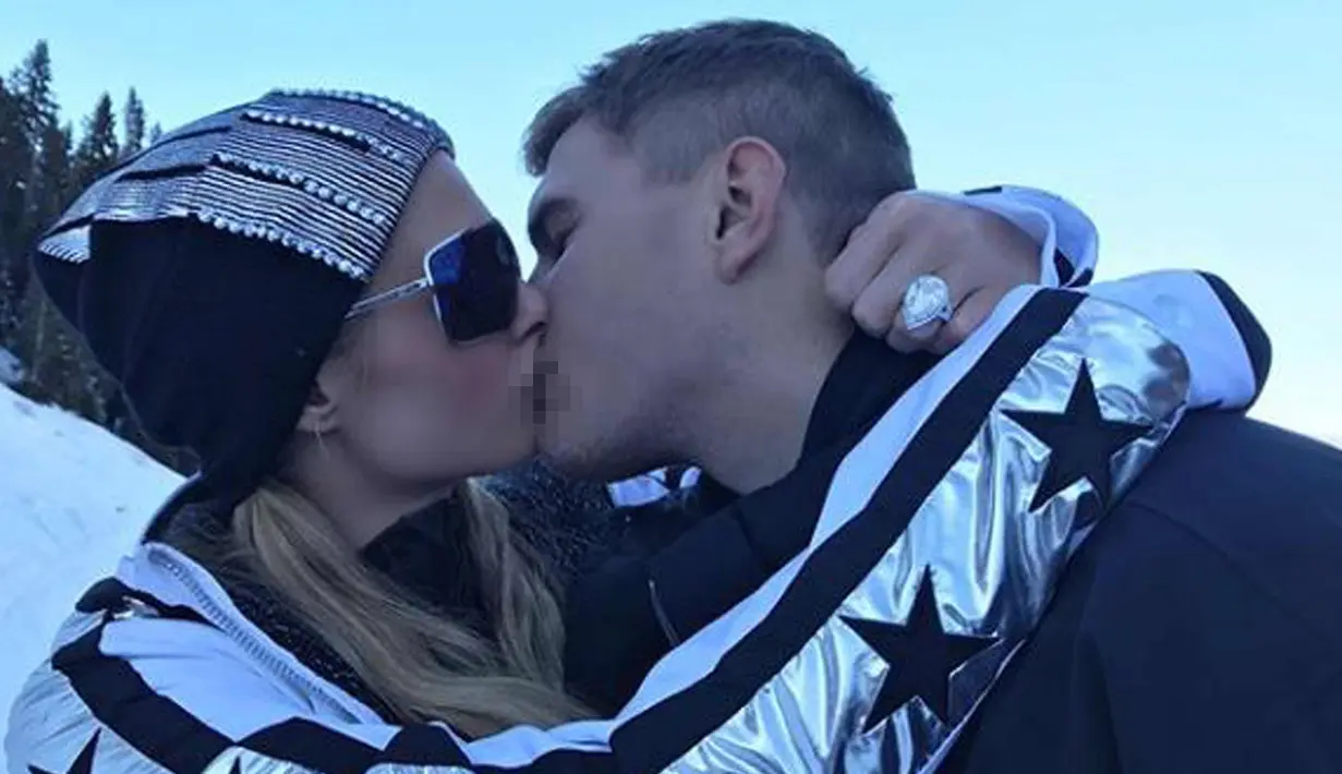 Aktris Paris Hilton mencium Chris Zylka yang telah melamarnya di Pegunungan Aspen, Colorado, Amerika Serikat. Chris Zylka yang merupakan bintang drama HBO The Leftovers. (Instagram/@parishilton)