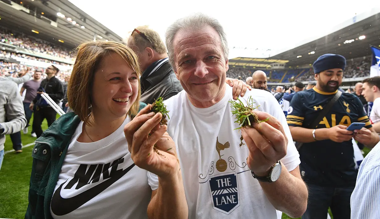 Suporter menunjukan rumput stadion White Hart Lane, London, (14/05/2017). Laga tersebut merupakan laga terakhir di White Hart Lane setelah 118 tahun menempati stadion tersebut. EPA/Facundo Arrizabalaga