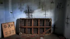 Sebuah rumah dipenuhi simbol - simbol yang dibuat geng Mara Salvatrucha di Mejicanos, El Salvador, (9/12). Kepolisian El Salvador akan menghapus semua gambar atau simbol yang dibuat oleh geng Mara Salvatrucha. (REUTERS/Jose Cabezas)