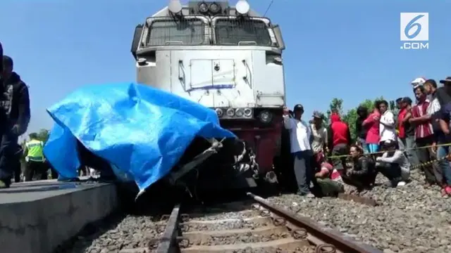 Tabrakan maut mengakibatkan 4 orang tewas, mini bus ditabrak kereta api  Argo Bromo Anggrek, di Desa Sedadi, Kecamatan Penawangan, Kabupaten Grobogan, Jawa Tengah