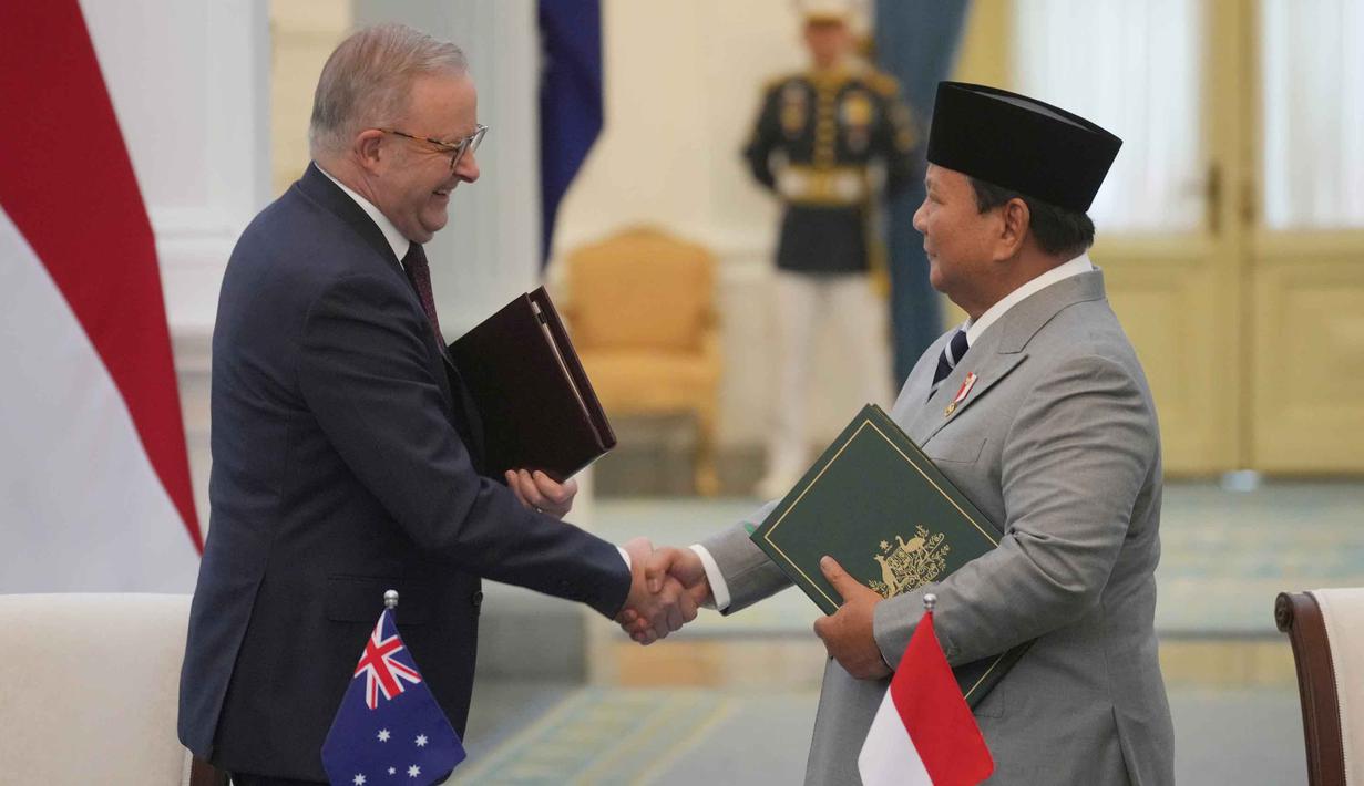 Perjanjian ini menjadi salah satu pilar penting bagi stabilitas dan kerja sama di kawasan. Tampak dalam foto, Presiden Republik Indonesia, Prabowo Subianto (kanan) dan Perdana Menteri Australia. Anthony Albanese, saat upacara penandatanganan di Istana Merdeka, Jakarta, Jumat 6 Februari 2026. (AP Photo/Achmad Ibrahim)