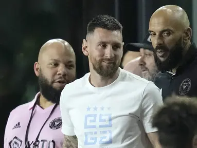 Pemain Inter Miami, Lionel Messi (tengah) didampingi pengawal pribadi,Yassine Cheuko (kanan), saat menyaksikan timnya melawan Charlotte FC pada lanjutan kompetisi Major League Soccer 2023/2024 yang berlangsung di DRV PNK Stadium, Kamis (19/10/2023). Lionel Messi, yang baru kembali dari tugas internasional, menonton perjuangan rekan-rekannya dari bangku VIP. (AP Photo/Rebecca Blackwell)