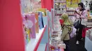Seorang anak melihat buku di Islamic Book Fair 2019 di JCC, Jakarta, Rabu (27/2). Pameran buku tersebut menghadirkan 213 penerbit buku di Indonesia serta mancanegara dengan 48.250 judul dan 3,6 juta eksemplar buku. (Liputan6.com/Faizal Fanani)