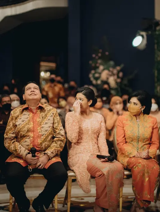 Pada kesempatan ini, Putri tampil manis mengenakan kebaya bernuansa peach rancangan Sapto Djodjokartiko. (Instagram/ @Putri Tanjung)