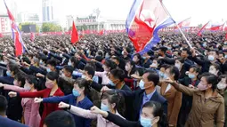 Ribuan orang mengikuti rapat umum menyambut Kongres ke-8 Partai Buruh Korea di Lapangan Kim Il Sung, Pyongyang, Korea Utara, Senin (12/10/2020). (AP Photo/Jon Chol Jin)