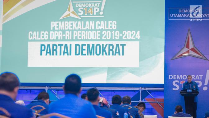 Ketua Umum Partai Demokrat Susilo Bambang Yudhoyono (SBY) saat membuka Pembekalan Caleg Partai Demokrat di Jakarta, Sabtu (10/11). Dalam pidatonya, SBY menyoroti masalah politik identitas. (Liputan6.com/Faizal Fanani)