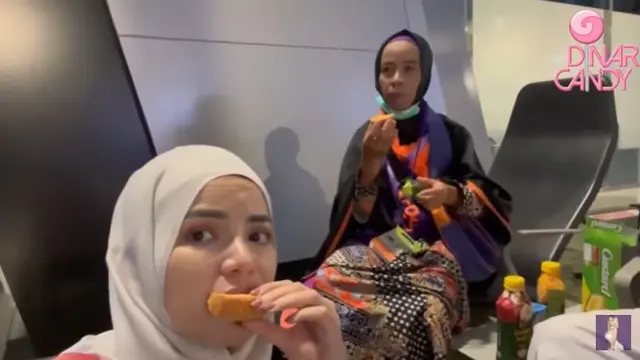Berangkat Bareng Keluarga, Ini 7 Potret Dinar Candy Jalani Umrah saat Ramadhan