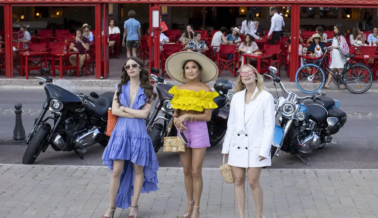 Berikan kesan ekstra untuk tampil beda dari biasanya. Kamu bisa adaptasi ruffle dress ala Emily untuk memberikan kesan gaya yang lebih playful. (Foto: Netflix).