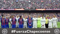 Pemain Barcelona dan Real Madrid berdoa untuk para anggota klub Chapecoense yang menjadi korban kecelakaan pesawat sebelum bertanding pada laga La Liga, di Stadion Camp Nou, Sabtu (3/12/2016). (AFP/Lluis Gene)