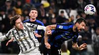 Pemain Juventus Federico Chiesa (kiri) berebut bola dengan pemain Inter Milan Francesco Acerbi (kanan) pada pertandingan sepak bola Liga Italia di Juventus Stadium, Turin, Italia, 6 November 2022. Juventus membungkam Inter Milan dengan skor 2-0. (Marco Alpozzi/LaPresse via AP)