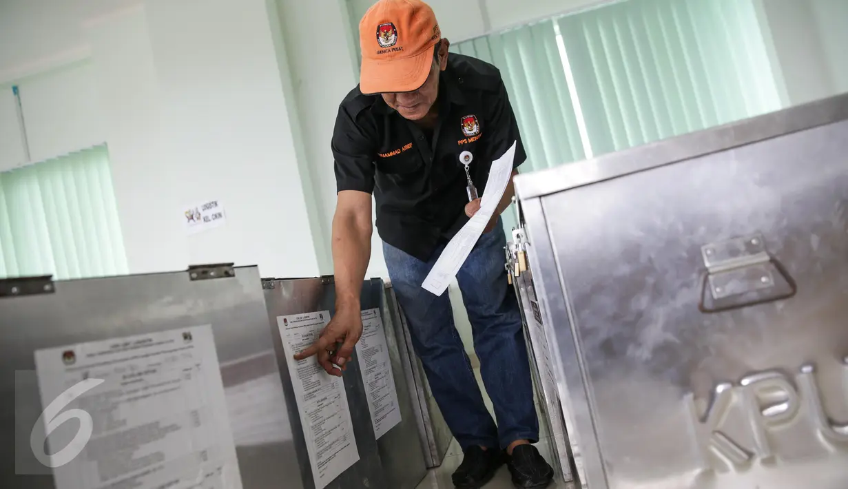 Petugas Pemungutan Suara (PPS) memeriksa 104 kotak suara di Kelurahan Menteng, Jakarta, Kamis (13/4). Sebagian besar logistik untuk Pilkada DKI 2017 pada 19 April mendatang telah didistribusikan sampai tingkat kelurahan. (Liputan6.com/Faizal Fanani)