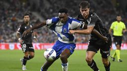 Pemain FC Porto, Samuel Omorodion (kiri) berebut bola dengan pemain Vitoria Guimaraes SC, Miguel Nobrega dalam laga Liga Portugal 2025/2026 di Estadio Do Dragao, Porto, Portugal, Senin (11/08/2025) waktu setempat. (AFP/Miguel Riopa)