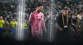 Pemain Inter Miami, Lionel Messi berjalan ke luar lapangan saat jeda babak pertama dalam laga Grup A Piala Dunia Antarklub 2025 melawan Palmeiras di Hard Rock stadium, Miami, Amerika Serikat, Selasa (24/06/2025) WIB. (AFP/Patricia De Melo Moreira)