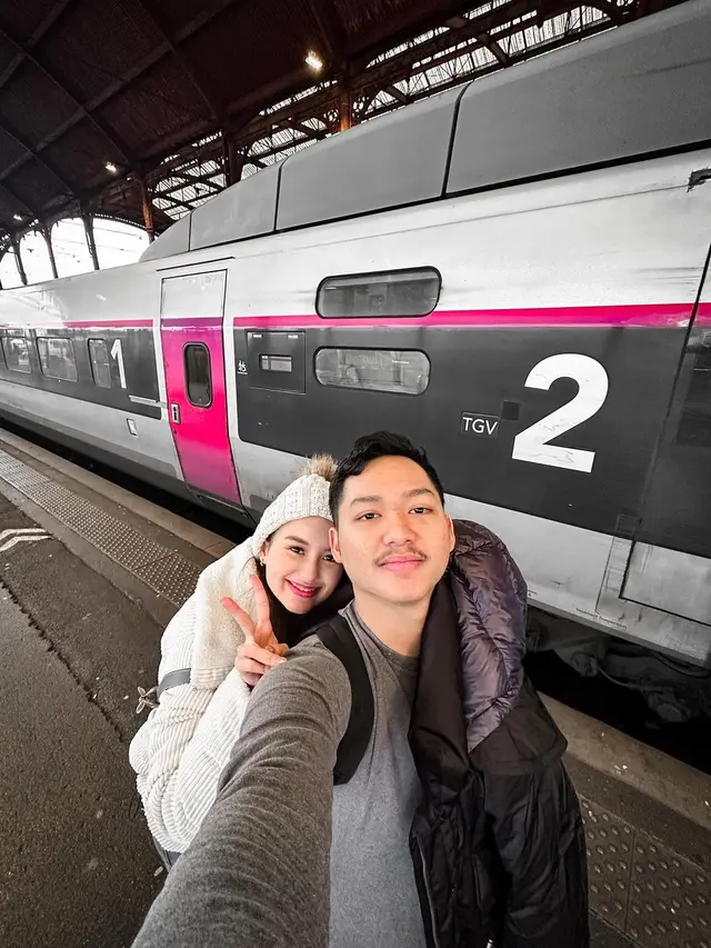 Azriel Hermansyah dan Sarah Menzel di Eropa