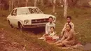 Piknik keluarga di kawasan Puncak Bedugul, Tabanan, Bali dengan mobil Holden Kingswood tahun 1977. (Source: Instagram/@perfectlifeid)