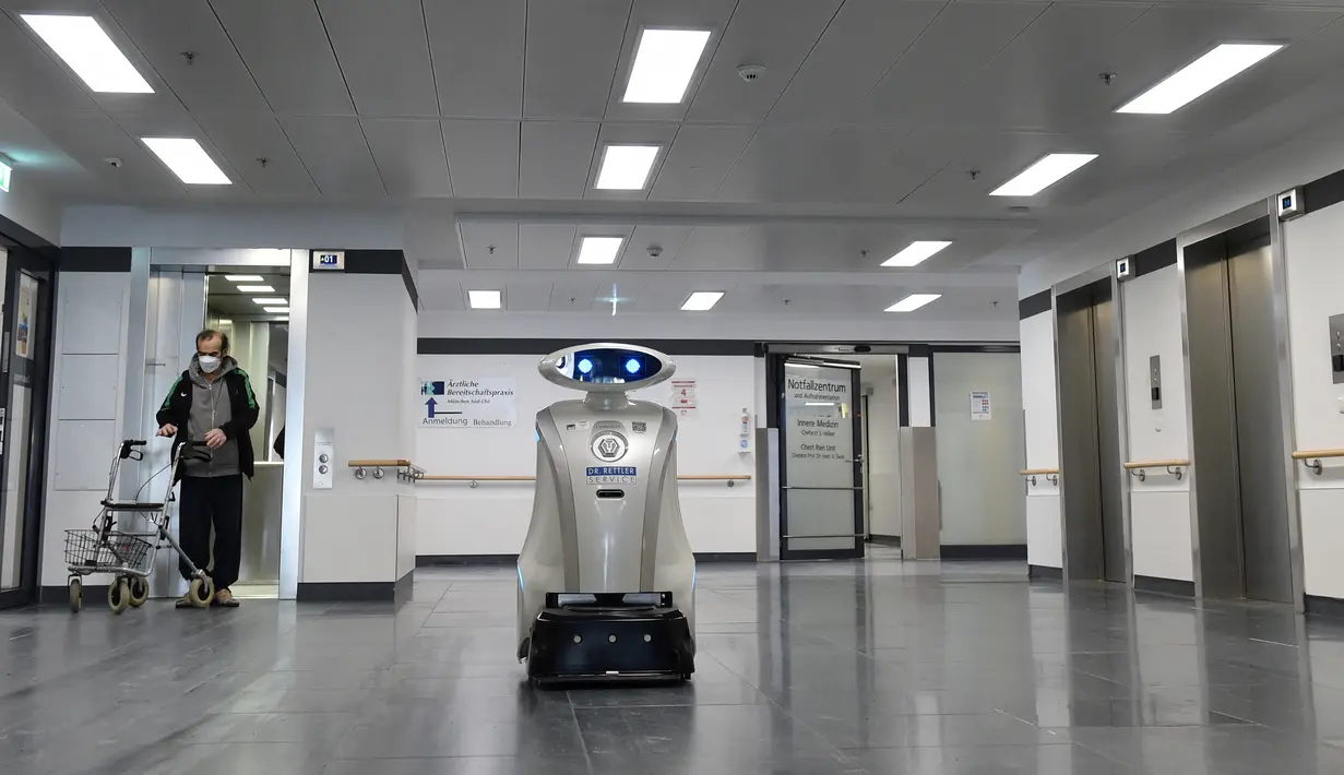 Robot pembersih 'Franzi' membersihkan area pintu masuk rumah sakit di Munich Neuperlach, Jerman selatan pada 12 Februari 2021. Robot pembersih Franzi selalu memastikan lantai bersih di rumah sakit Munich tempatnya bekerja. (Photo by Christof STACHE / AFP)