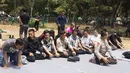 Bobotoh Persib dan beberapa petugas keamanan menjalankan sholat di komplek Stadion Utama Gelora Bung Karno, Senayan, Jakarta, Minggu (18/10/2015). (Bola.com/Vitalis Yogi Trisna)