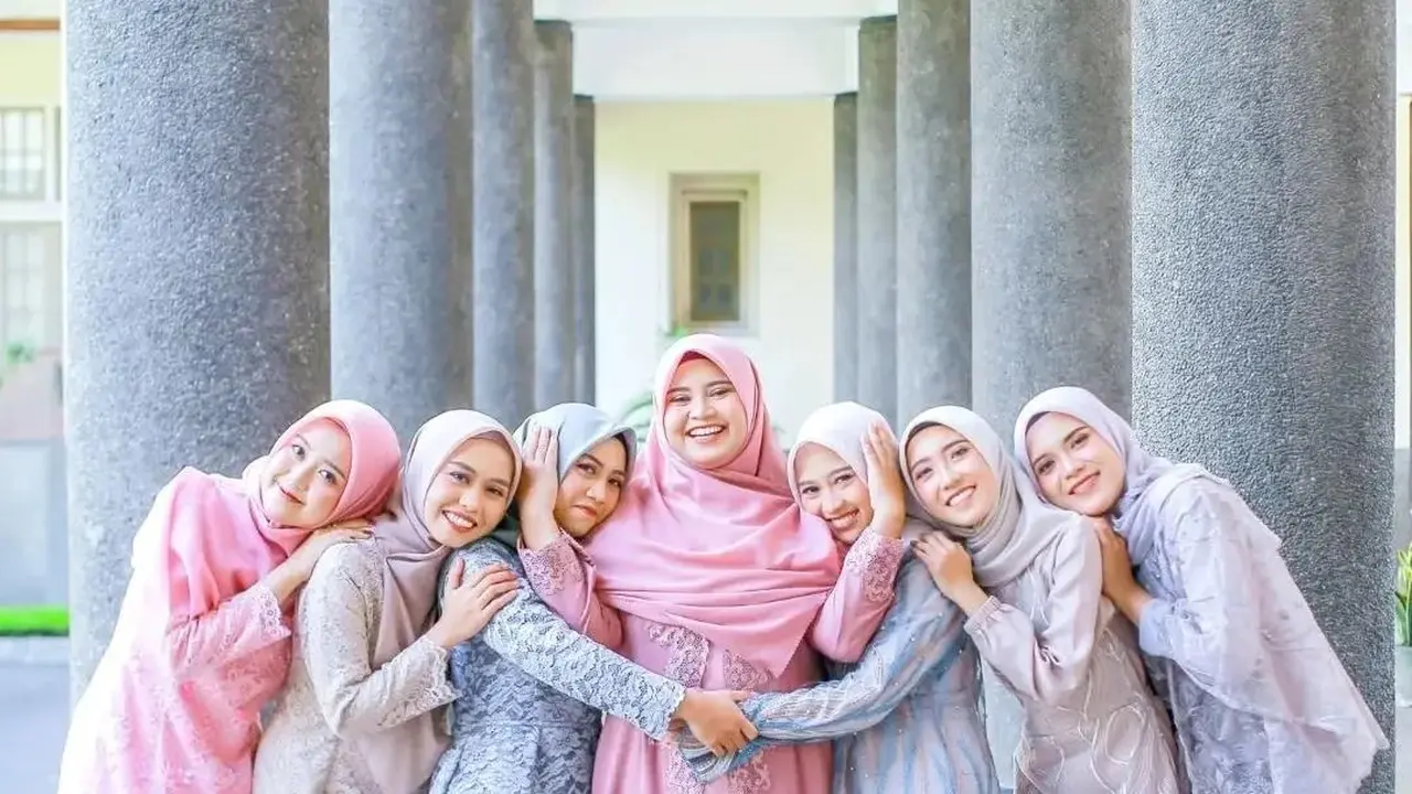 Muslimah sedang foto wisuda dengan kebaya dan gamis syar'i
