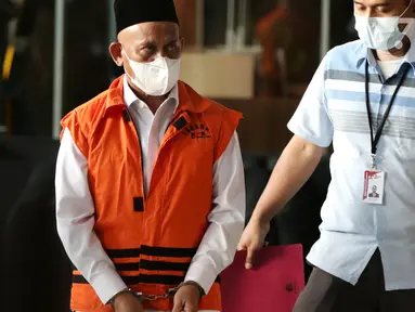 Bupati Hulu Sungai Utara (HSU), Abdul Wahid (kiri) sesaat sebelum rilis penetapan dan penahanan tersangka di Gedung KPK, Jakarta, Kamis (18/11/2021). Abdul Wahid merupakan tersangka suap dan gratifikasi pengadaan barang dan jasa di Kab Hulu Sungai Utara 2021-2022. (Liputan6.com/Helmi Fithriansyah)