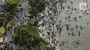 Foto udara menunjukkan keramaian pengunjung di Pantai Karnaval Ancol, Jakarta, Jumat (14/5/2021). Pemprov DKI Jakarta pada libur Lebaran 2021 membuka sejumlah tempat wisata, salah satunya Ancol. (Liputan6.com/Johan Tallo)