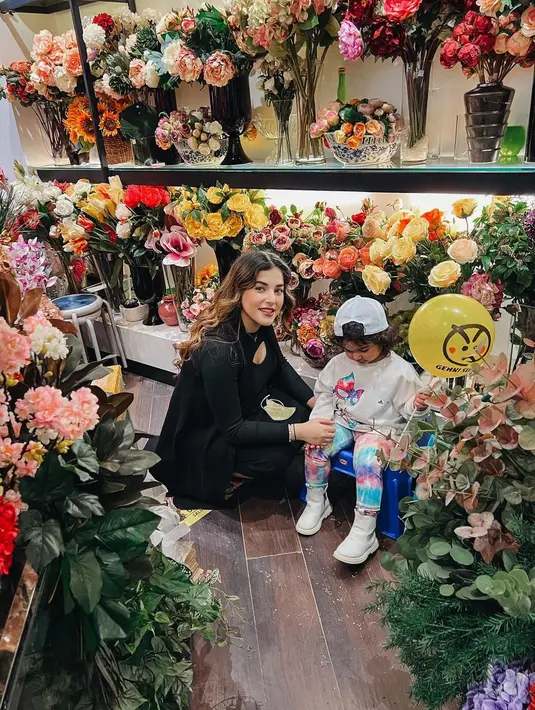 Kini warganet bisa melihat wajah Lili dari sisi depan. Sayangnya dia menunduk dan foto diambil dari jauh. (Foto: Instagram/ tasyafarasya)