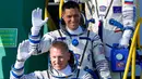 <p>Astronaut NASA Frank Rubio (tengah) bersama kosmonaut Roscosmos Sergey Prokopyev (bawah) dan Dmitri Petelin (atas) menaiki pesawat ruang angkasa sebelum peluncuran di kosmodrom Baikonur, Kazakhstan, 21 September 2022. Ketika Rubio dan rekan-rekan Rusia-nya tiba di International Space Station, mereka akan bekerja sama dengan astronaut dan kosmonaut dari Amerika Serikat, Rusia, dan Eropa. (AP Photo/Dmitri Lovetsky, Pool)</p>