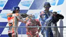 Pembalap Spanyol dari tim Repsol Honda, Marc Marquez (kiri ke kanan) bersama Francesco Bagnaia (Ducati Lenovo) dan Alex Rins (Suzuki Ecstar) merayakan kemenangan Grand Prix MotoGP Australia di Sirkuit Phillip Island, Minggu (16/10/2022). Marc Marquez finish di posisi kedua dan ini menjadi podium pertamanya sejak kembali pasca operasi keempat cedera patah lengan tangan kanan. (Paul CROCK/AFP)