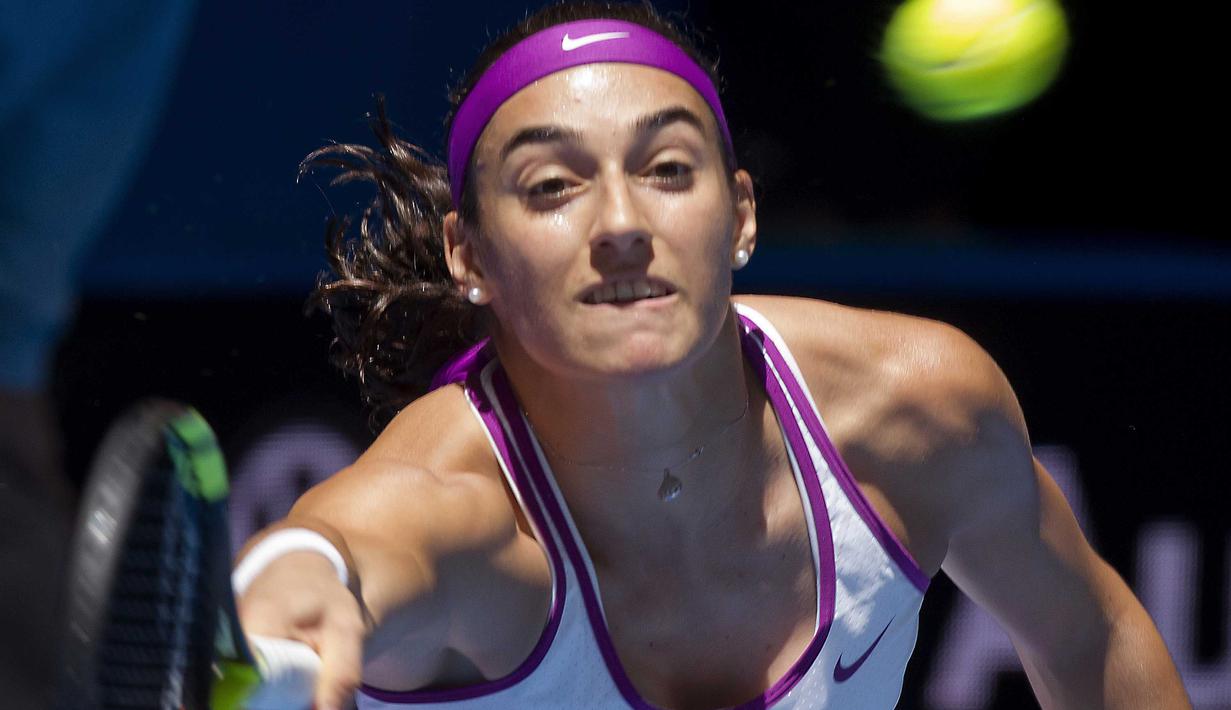 Caroline Garcia dari Prancis mengejar bola saat berlaga pada Tenis Piala Hopman di Perth, Australia  (7/1/2016). (AFP Photo/Tony Ashby) 