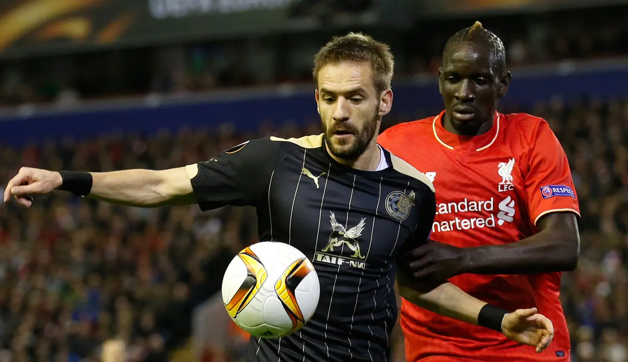 Gelandang Rubin Kazan, Marko Devic (kiri) mengontrol bola dari kejaran bek Liverpool, Mamadou Sakho pada  laga lanjutan Grup B Liga Europa di Anfield, Jumat (23/10/2015). Liverpool bermain imbang dengan Rubin Kazan dengan skor 1-1. (Reuters/Carl Recine)