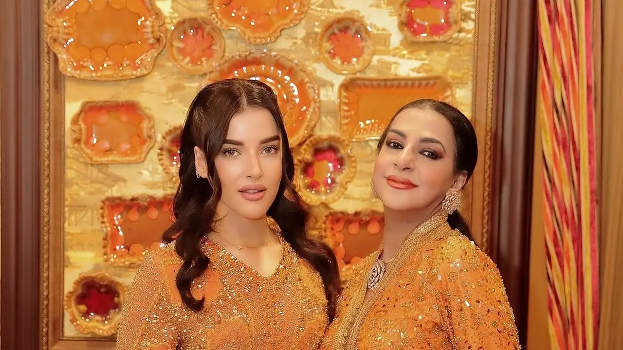 Baru Foto Lebaran, Gaya Glamor Tasya Farasya dan Ibu Ala Kompak Tampil dengan Busana Serba Orange Berpayet