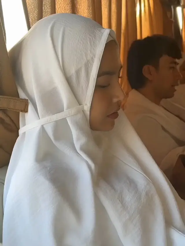 Pesona Mahalini Kenakan Hijab saat Umrah. [@rizkyfbian]